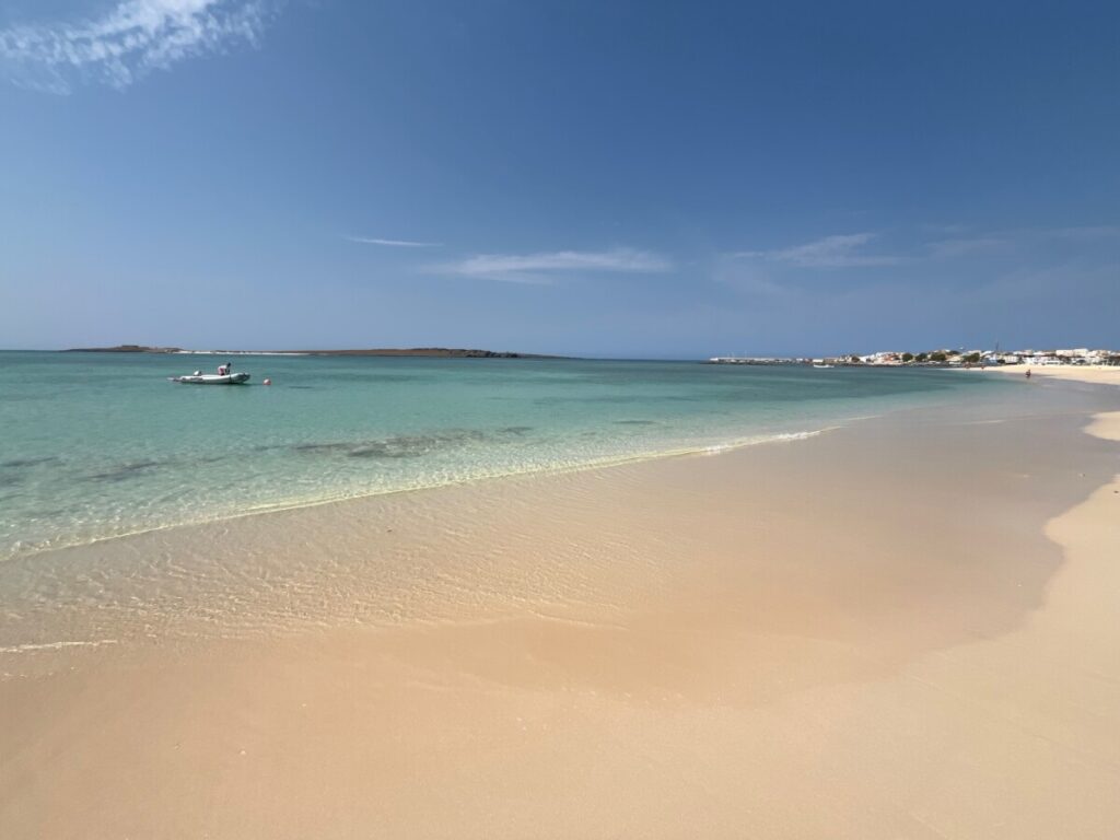 Spiaggia tropicale di Capo Verde con dune dorate e mare cristallino