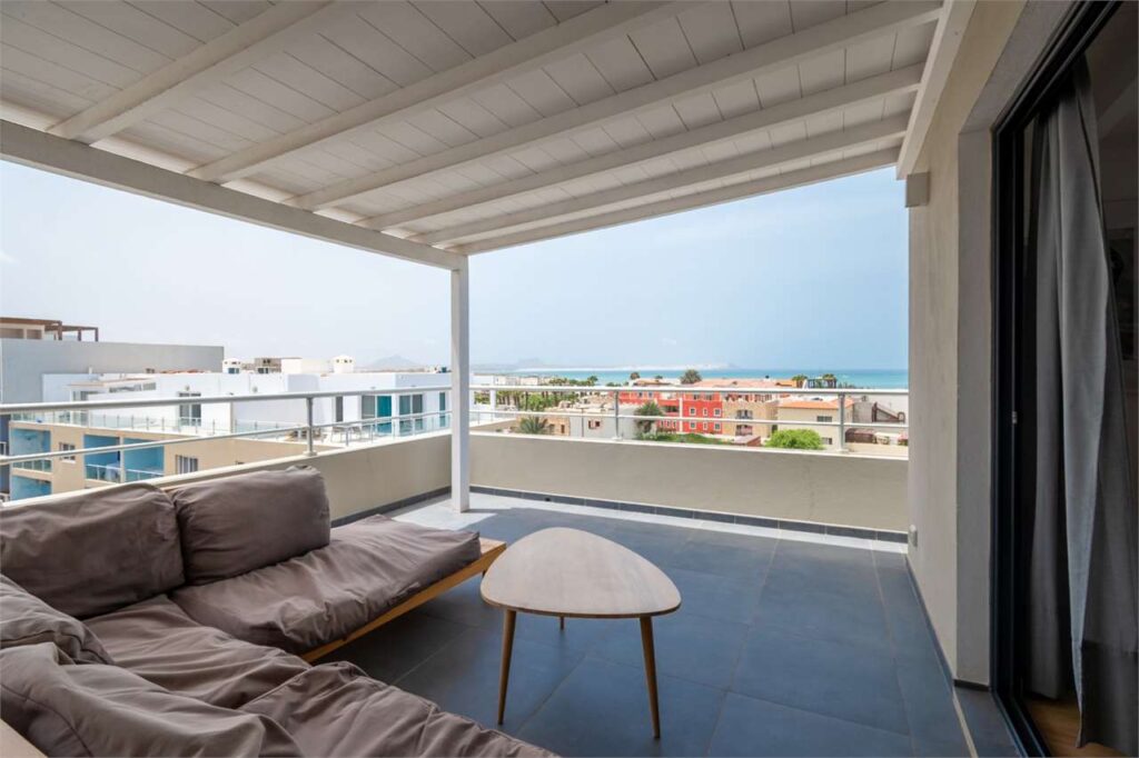 Attico vendita Capo Verde: ampio e luminoso attico nel condominio Rosa dei Venti, vicino al mare, ideale come residenza, casa vacanze o investimento turistico.
