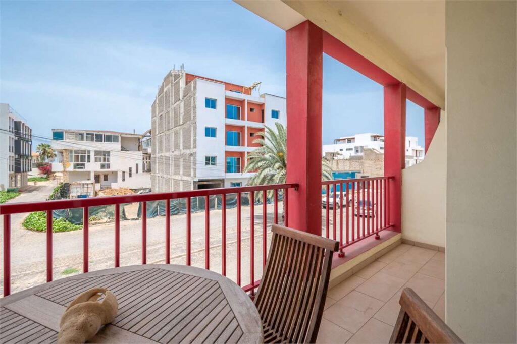 Appartamento T2 Boavista a pochi metri dal mare, nel Condominio Corallo. Due camere, due bagni, balcone vista mare. Perfetto per vivere, vacanze o investimento turistico.